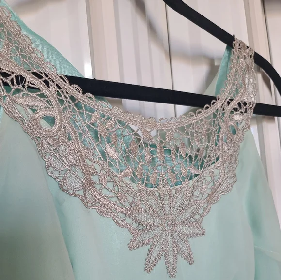 BNWT Privee Gown - M - Picture 2 of 7